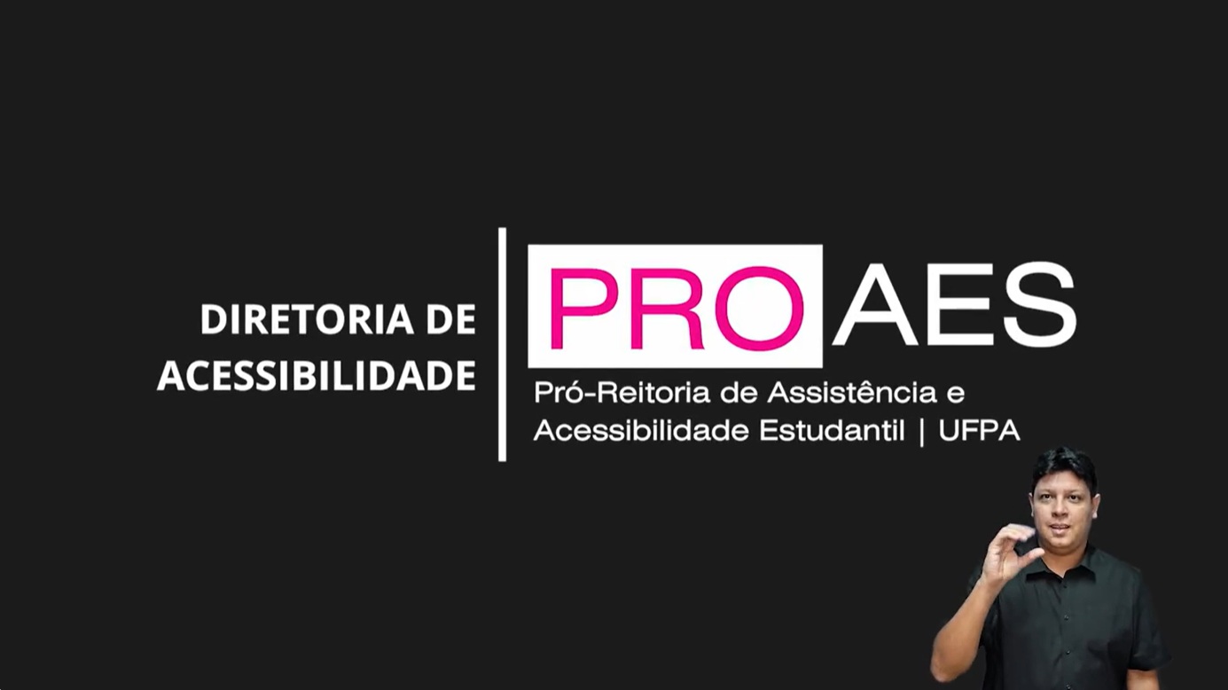 A imagem apresenta um fundo predominantemente preto com elementos institucionais e um intérprete de Libras.  À esquerda, em letras brancas, está escrito: “DIRETORIA DE ACESSIBILIDADE”. Ao lado, há uma linha vertical branca separando essa informação do restante.  No centro, destaca-se a sigla “PROAES”, sendo “PRO” em rosa e “AES” em branco. Logo abaixo, aparece o texto em branco: “Pró-Reitoria de Assistência e Acessibilidade Estudantil | UFPA”, indicando que se trata de um setor da Universidade Federal do Pará.  No canto inferior direito, há um homem vestindo camisa preta, com expressão neutra, realizando um sinal em Libras com uma das mãos levantadas, o que sugere acessibilidade comunicacional e inclusão de pessoas surdas.